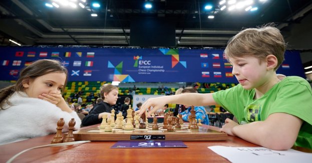 – Popularyzując szachy nie chodzi nam tylko o wychowanie przyszłych arcymistrzów. Najważniejsze jest rozwijanie u dzieci kompetencji, które dają szachy, czyli myślenia analitycznego i strategicznego, umiejętności podejmowania decyzji, koncentracji oraz zdrowej rywalizacji – mówi Łukasz Turlej, sekretarz generalny Międzynarodowej Federacji FIDE. W Katowicach odbyła się międzynarodowa konferencja „Szachy w Edukacji”, która towarzyszyła rozgrywanym w tym mieście szachowym mistrzostwom Europy.